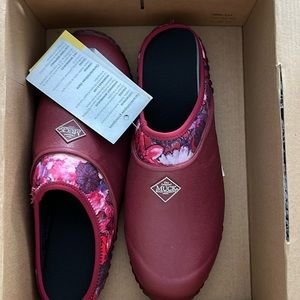 Women’s Muck slip ons size 10